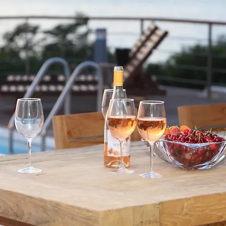 Capro - Milos Bay Villas * Áyios Nikítas